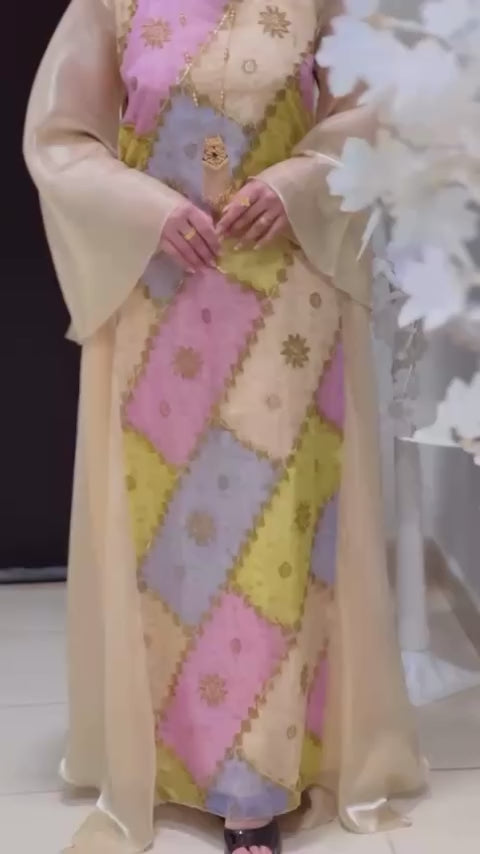 الطقم الوردي المطرّز بالكاملالطقم الباستيل × الذهبي . 2