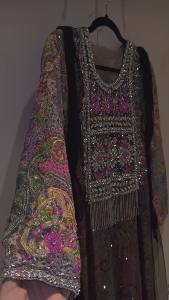 الطقم الأسود بتطريز كرستال وفصوص لامعه . 3