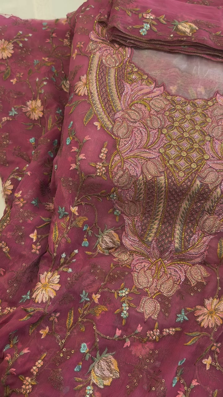 الطقم الوردي المطرّز بالكامل . 4