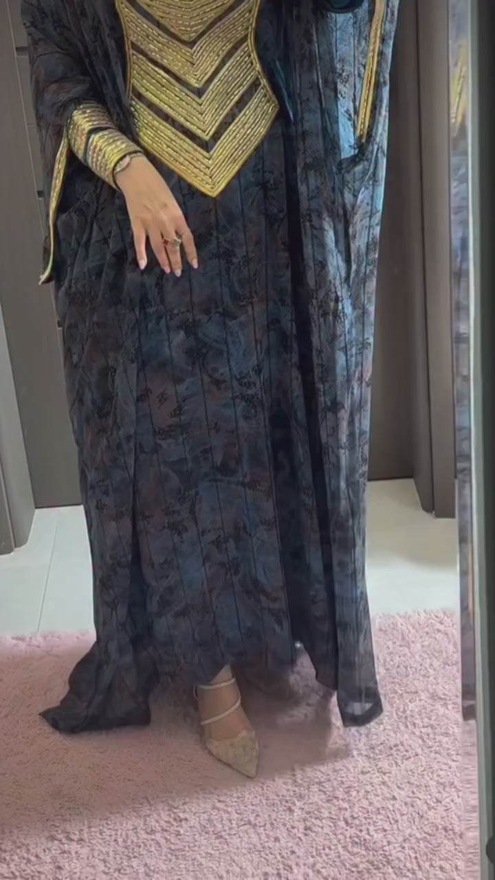 الطقم الأسود × الأحمر بتطريز ذهبي .1