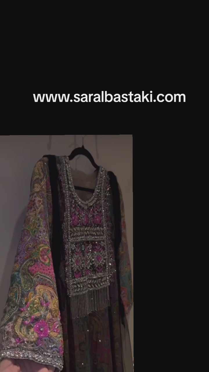 الطقم الأسود بتطريز كرستال وفصوص لامعه . 3