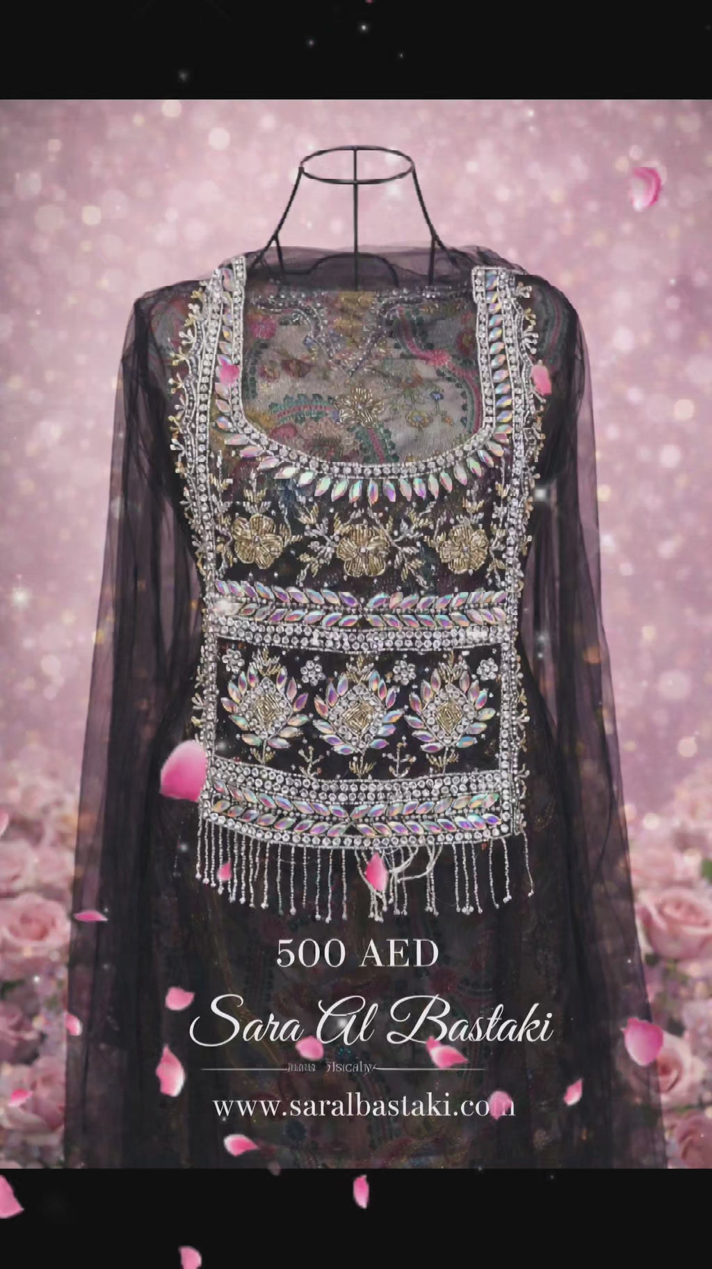 الطقم الأسود بتطريز كرستال وفصوص لامعه . 3