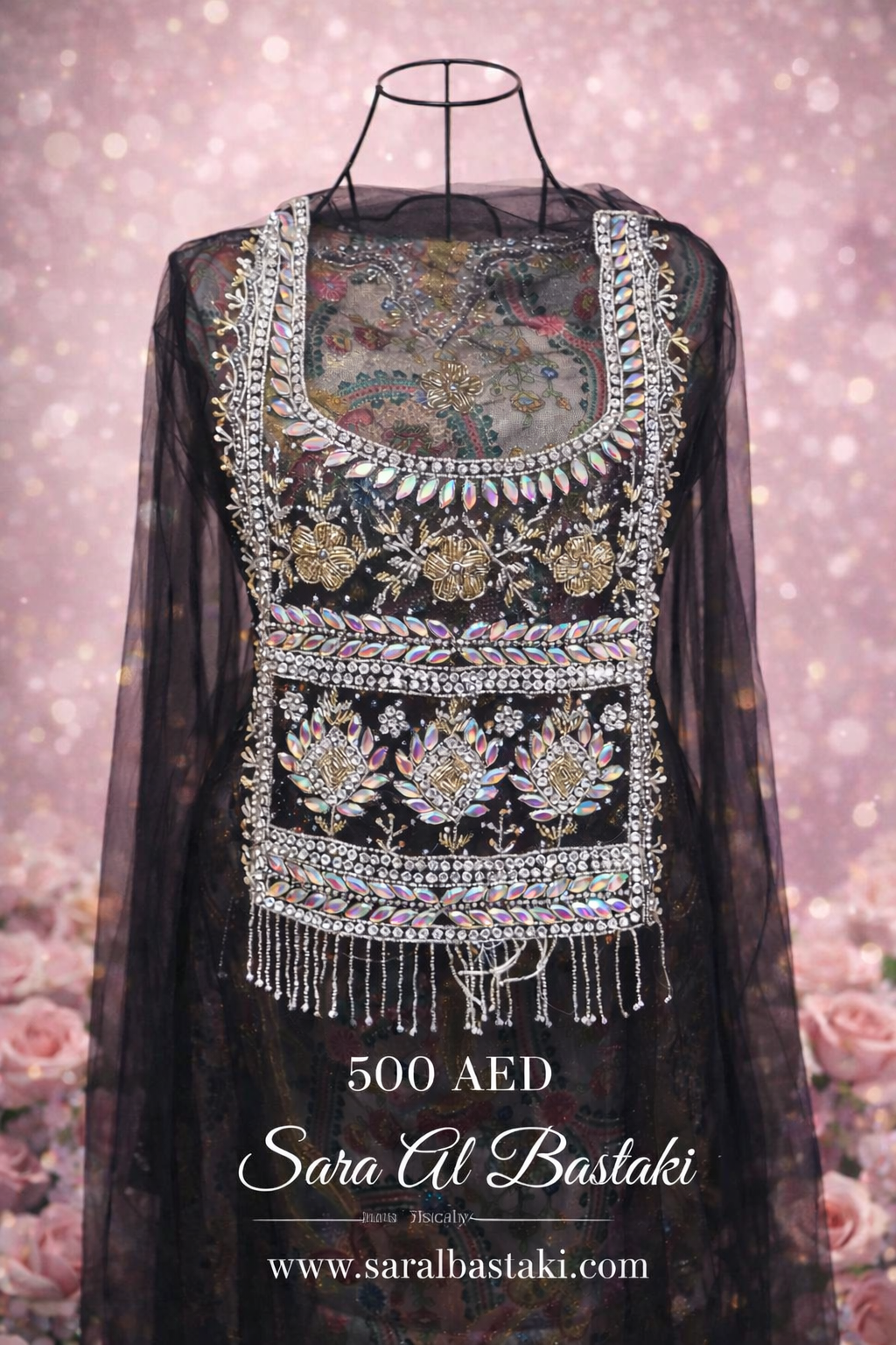 الطقم الأسود بتطريز كرستال وفصوص لامعه . 3